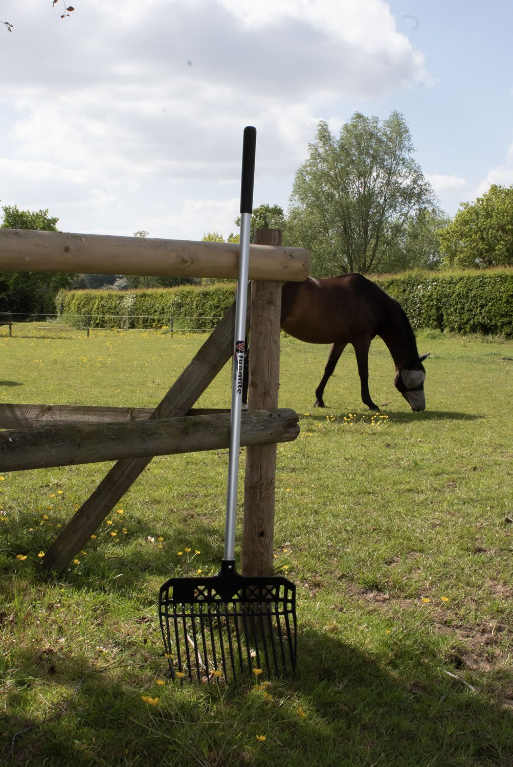 Fynalite Value Plastic Stable Fork 120cm Click & Collect